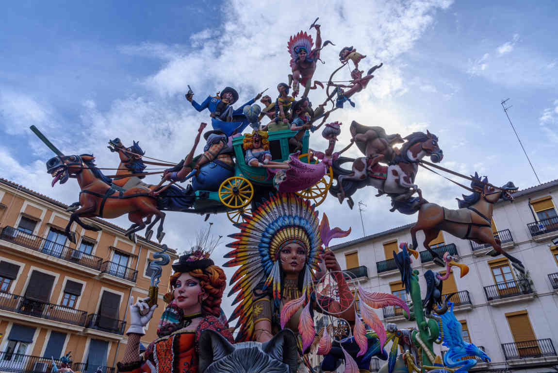 Valencia - fallas 2023 - 3 premio - falla Convento Jerusalén-Matemático Marzal - Por un puñado de euros 07.jpg